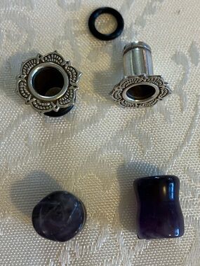 2 Pair of 2g plugs: silver plugs and amethyst